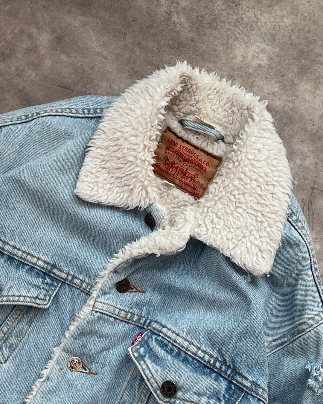 LEVI’S DISTRESSED SHERPA DENIM JACKET (M)