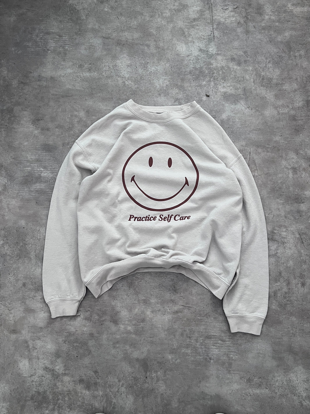CREWNECK SMILEY SELF CARE CREAM (L)