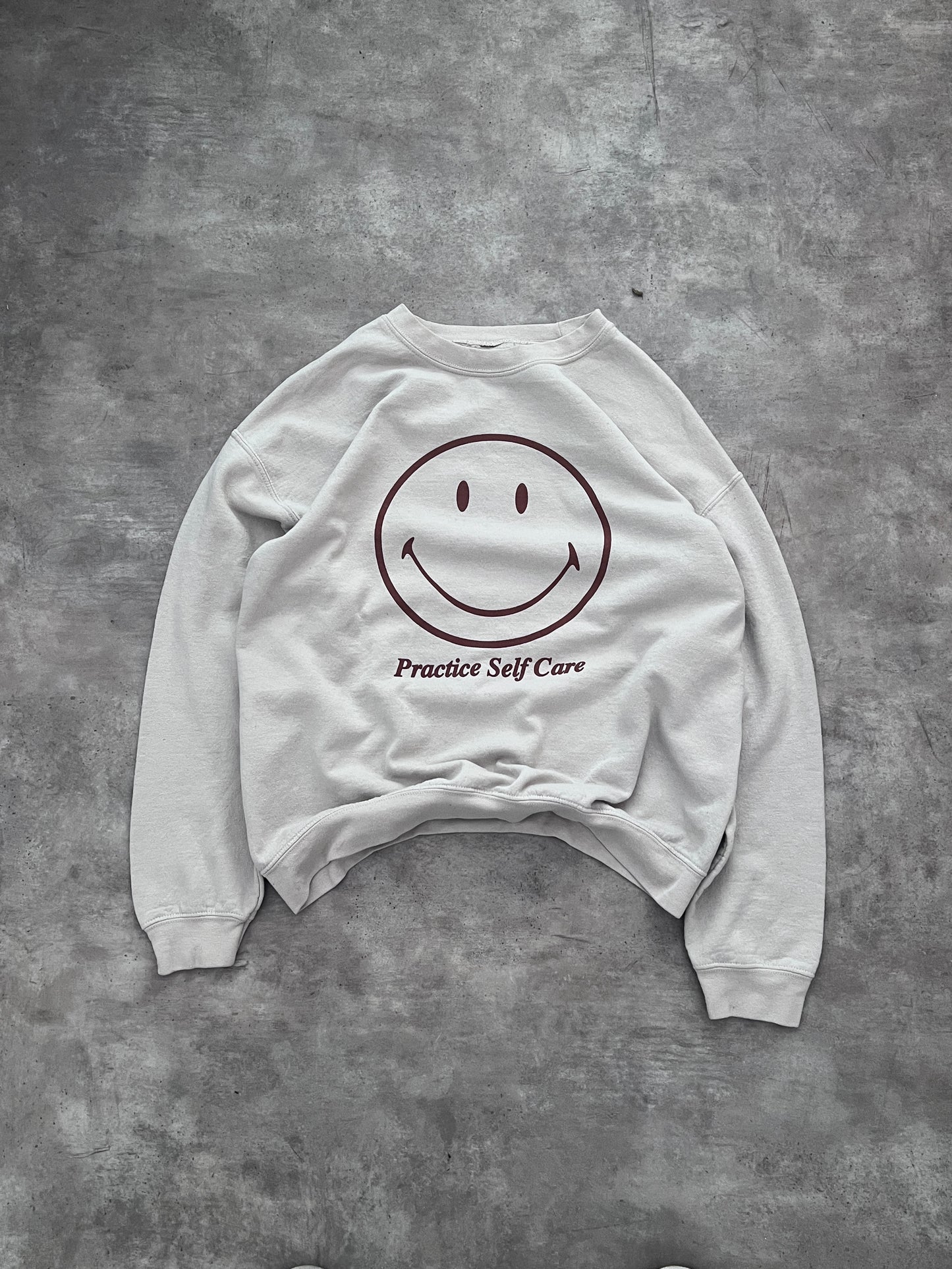 CREWNECK SMILEY SELF CARE CREAM (L)