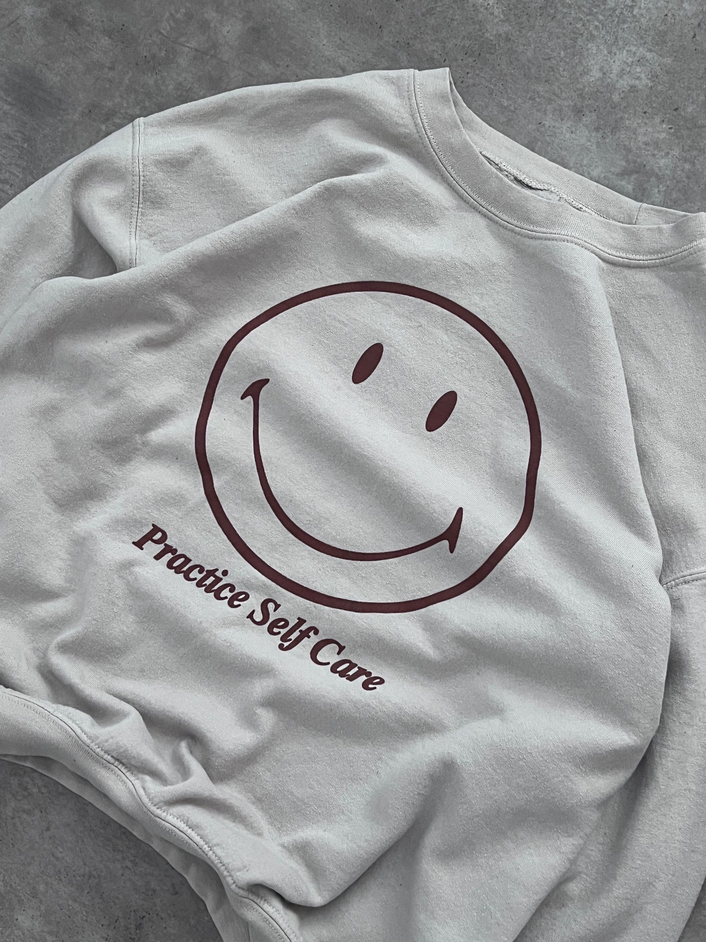 CREWNECK SMILEY SELF CARE CREAM (L)