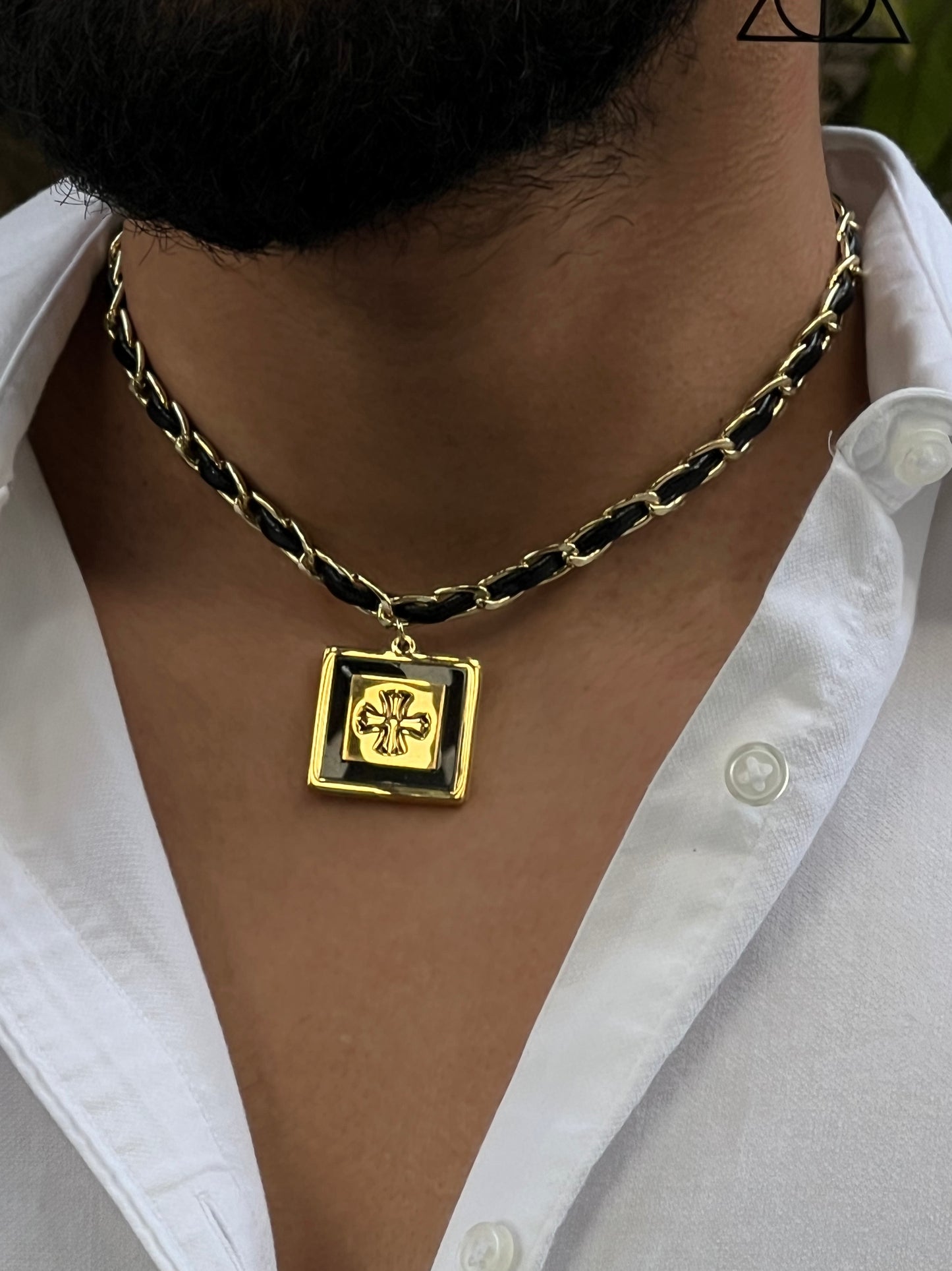 Choker de acero inoxidable entrelazado con cuero sintético