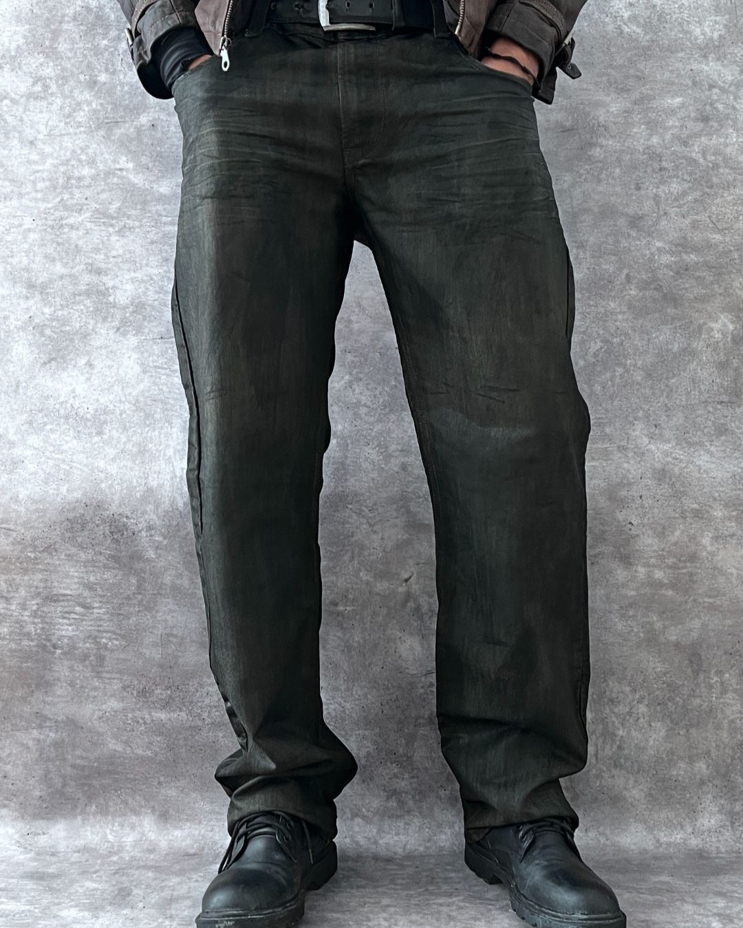 HAND TREATED BLACK DENIM JEANS LEVI'S (36X32)