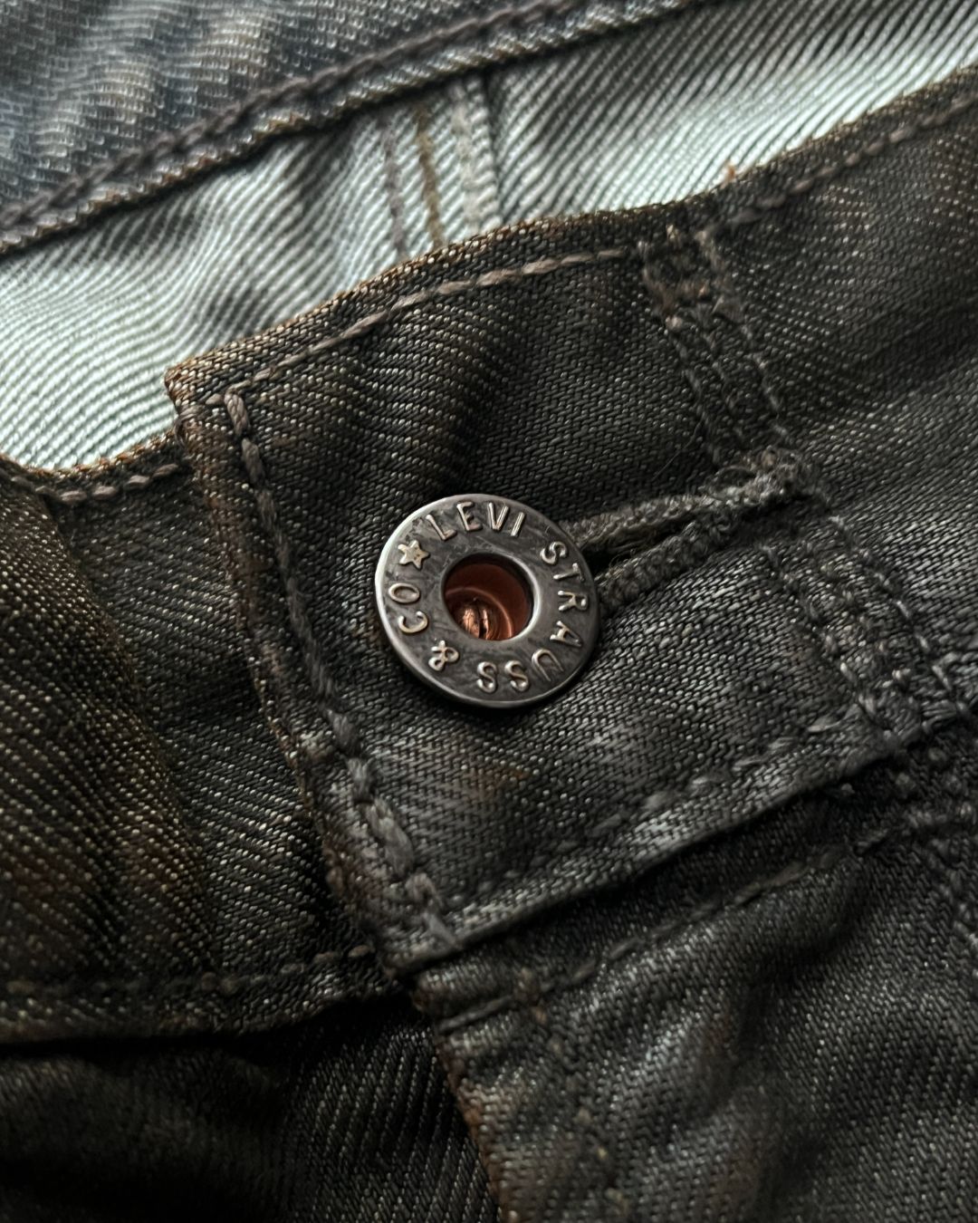 HAND TREATED BLACK DENIM JEANS LEVI'S (36X32)