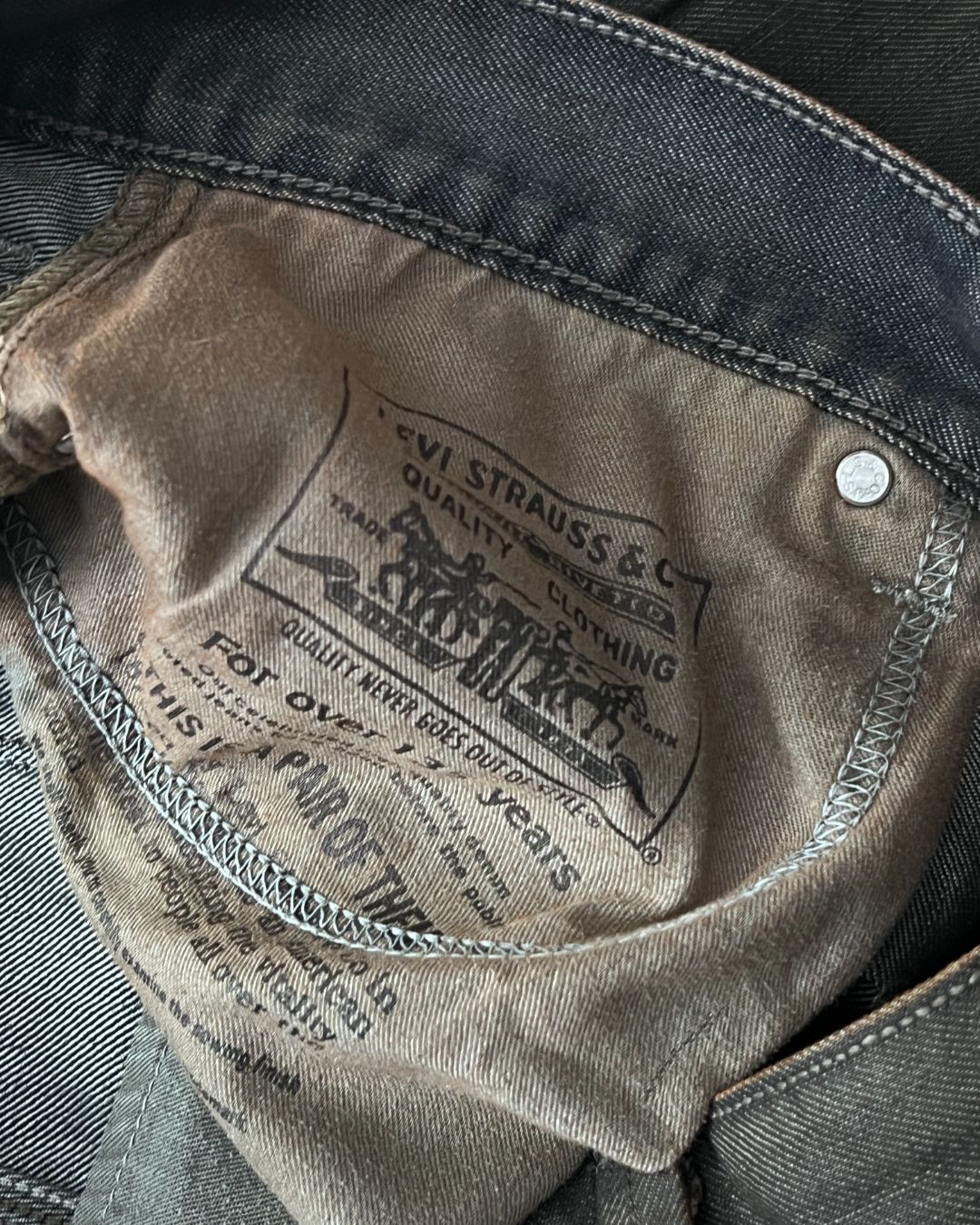 HAND TREATED BLACK DENIM JEANS LEVI'S (36X32)