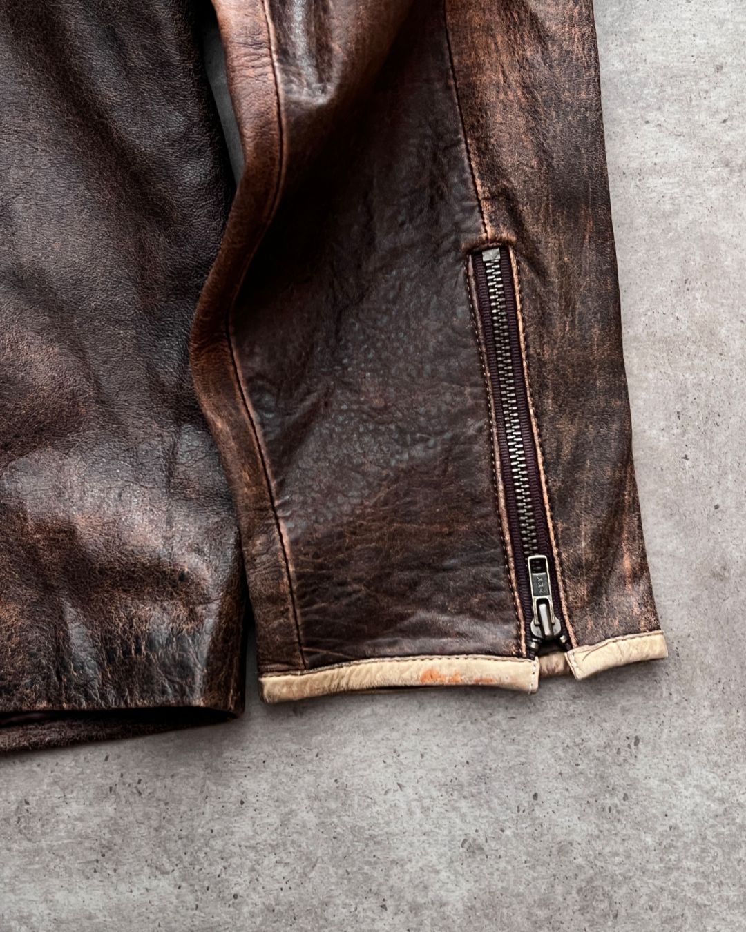 DISTRESSED LEATHER JACKET (L)