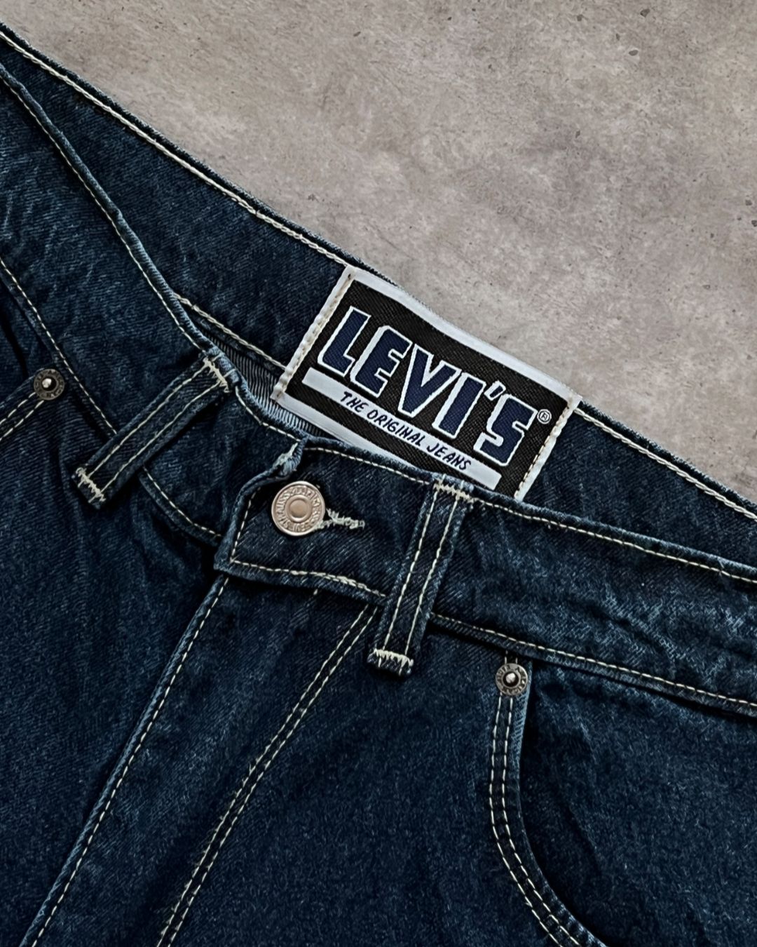 LEVIS INDIGO DENIM JEANS (34)
