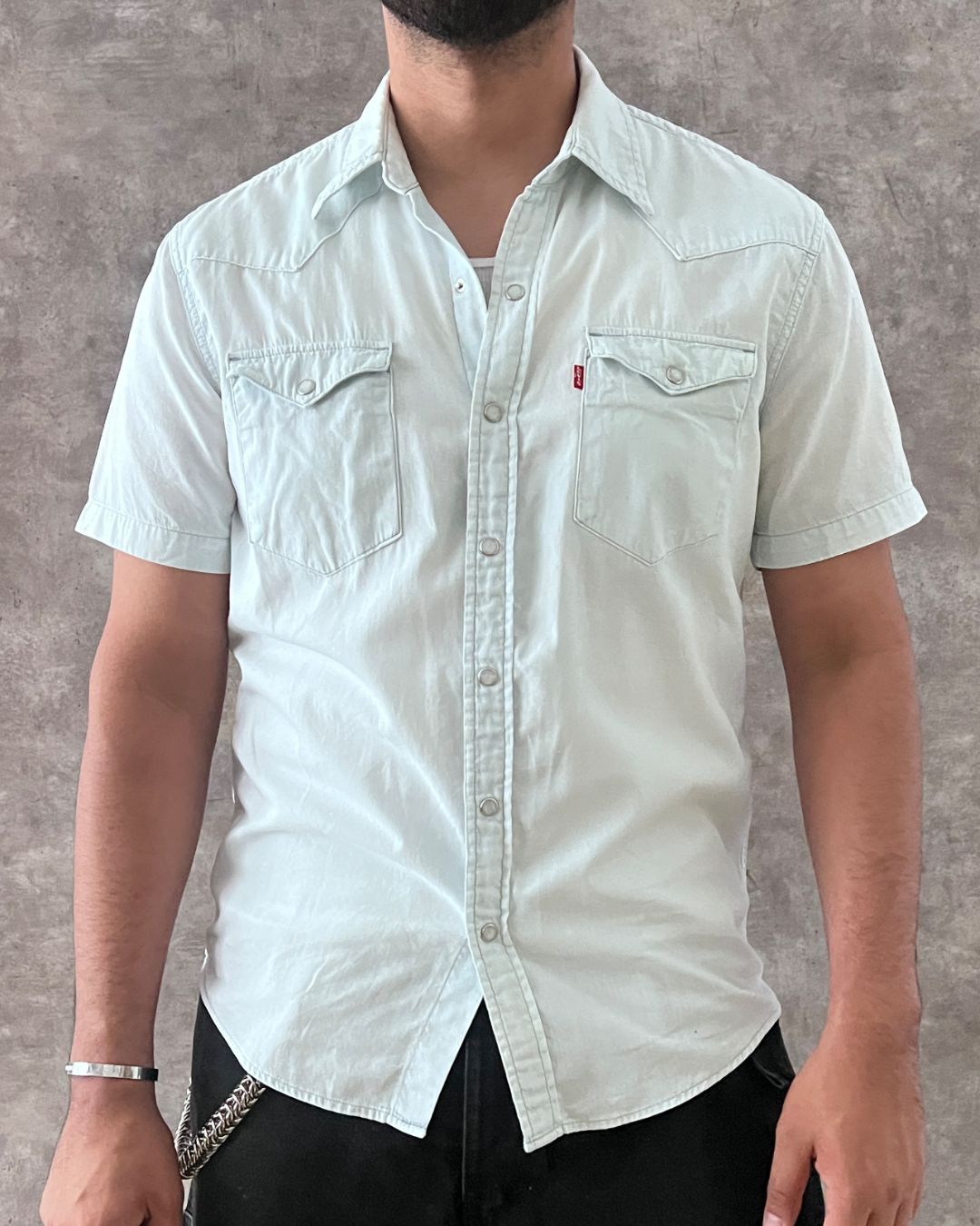LEVI’S LIGHT SHORT SLEEVE SHIRT (M)