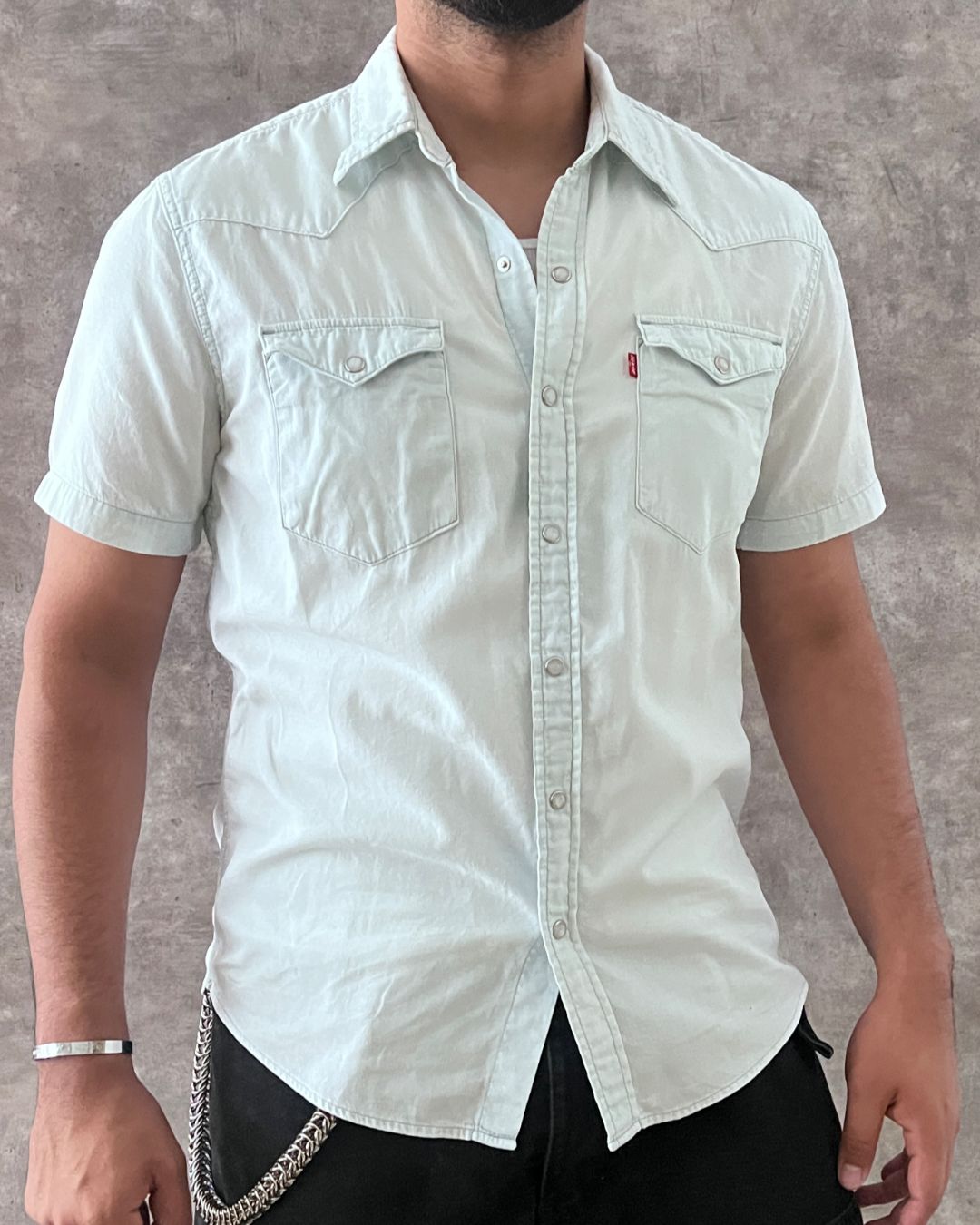 LEVI’S LIGHT SHORT SLEEVE SHIRT (M)