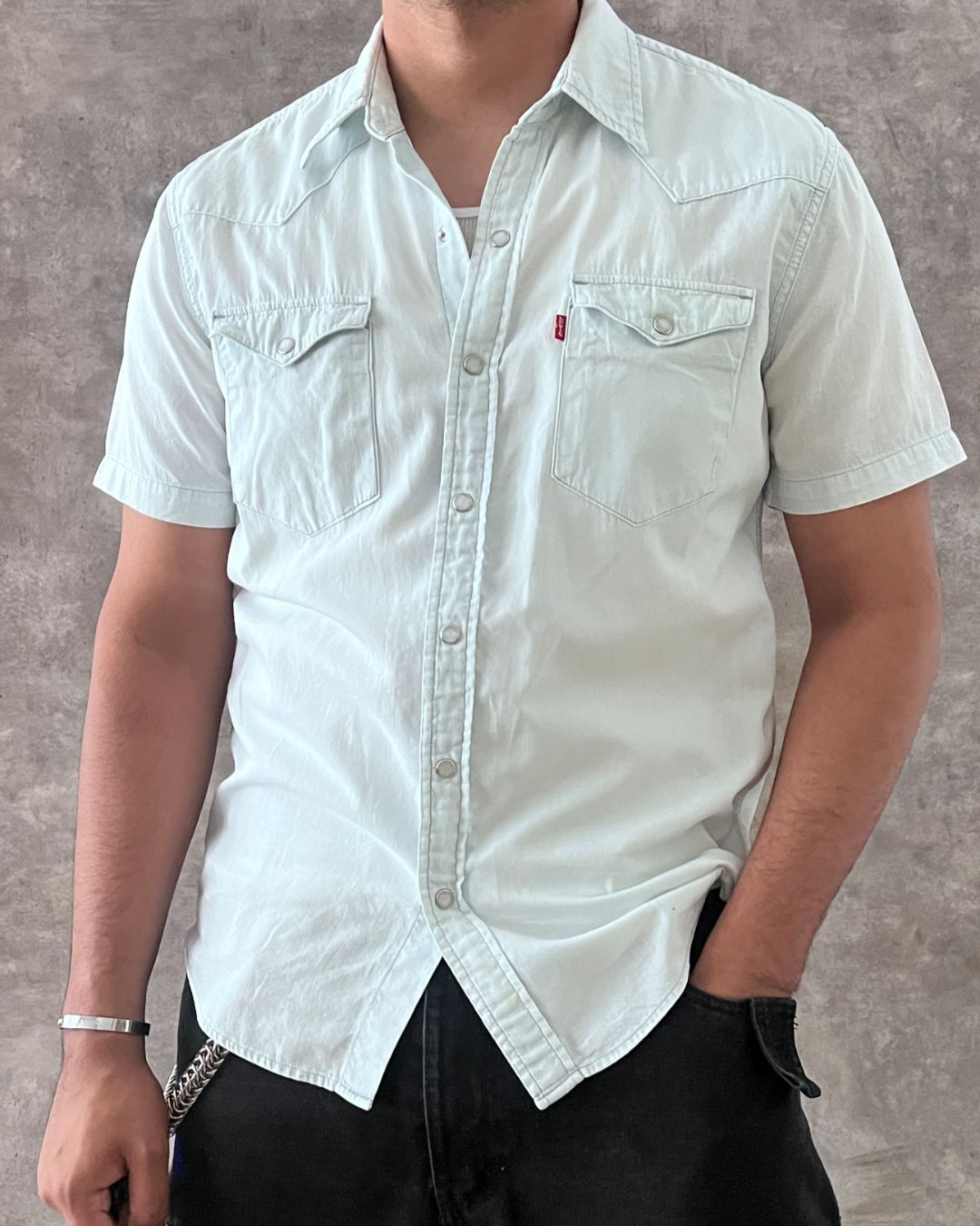 LEVI’S LIGHT SHORT SLEEVE SHIRT (M)