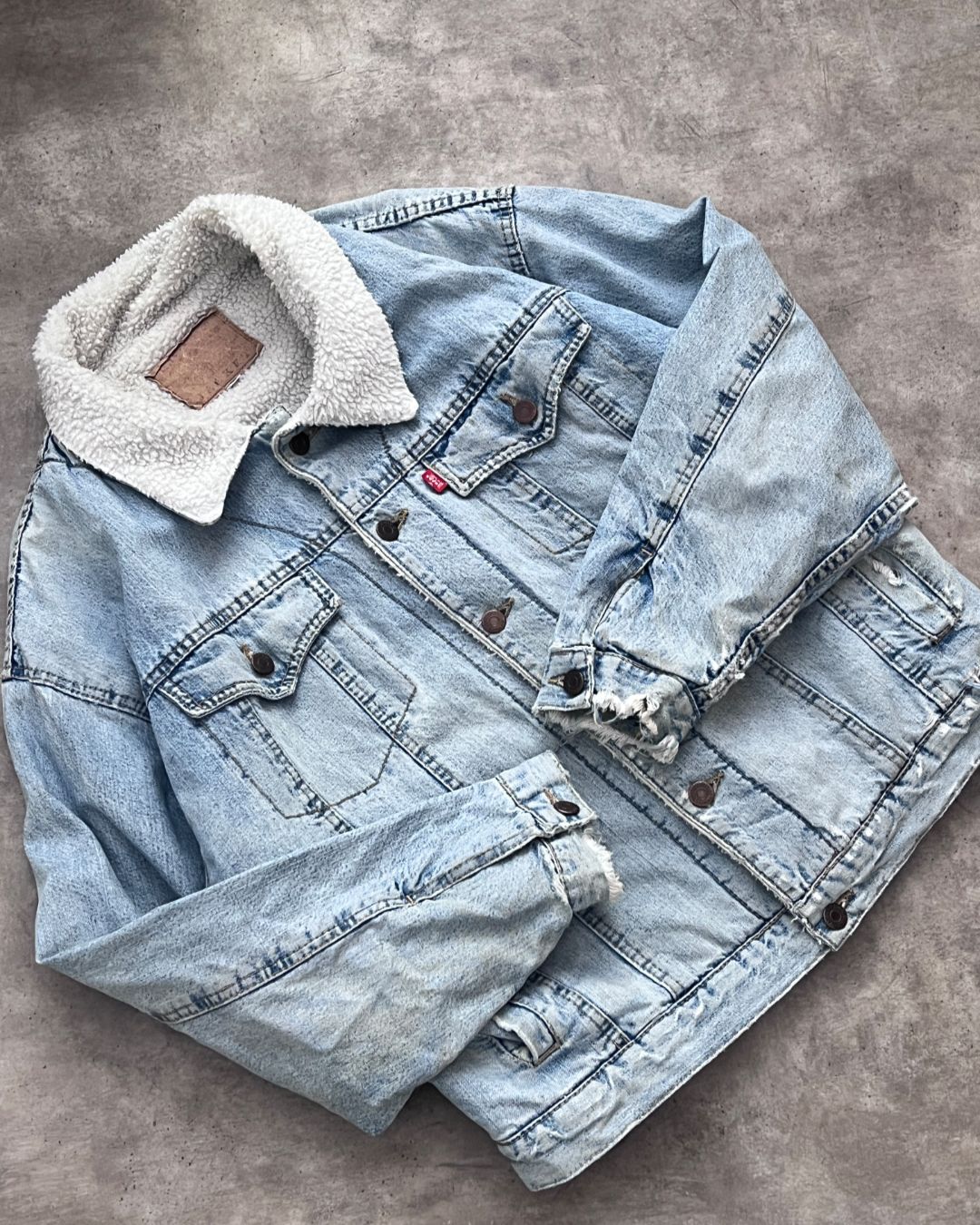 LEVI’S SHERPA DENIM JACKET (M)