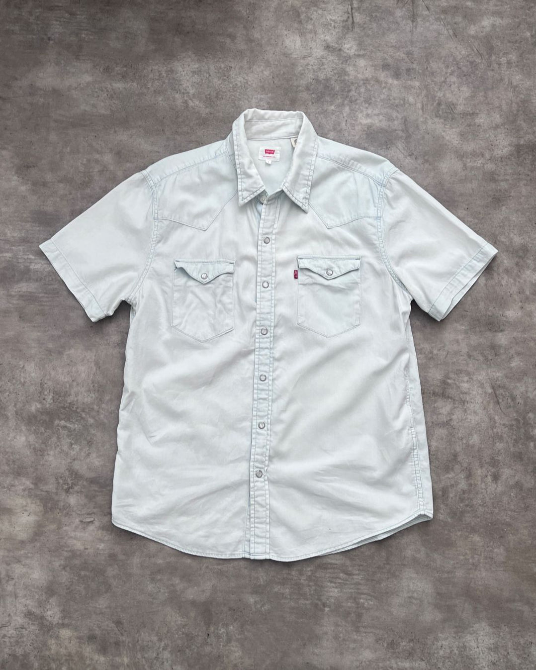 LEVI’S LIGHT SHORT SLEEVE SHIRT (M)