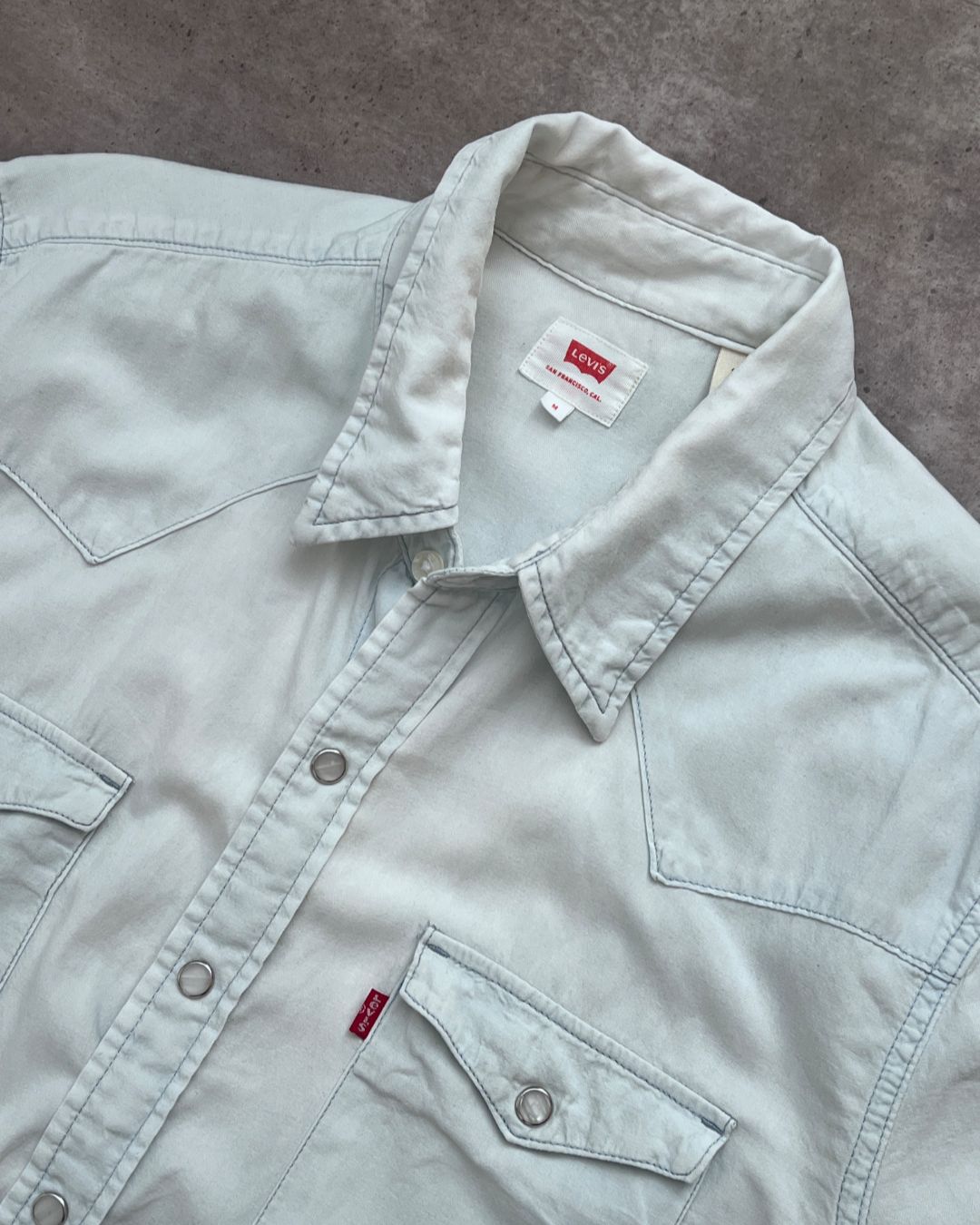 LEVI’S LIGHT SHORT SLEEVE SHIRT (M)