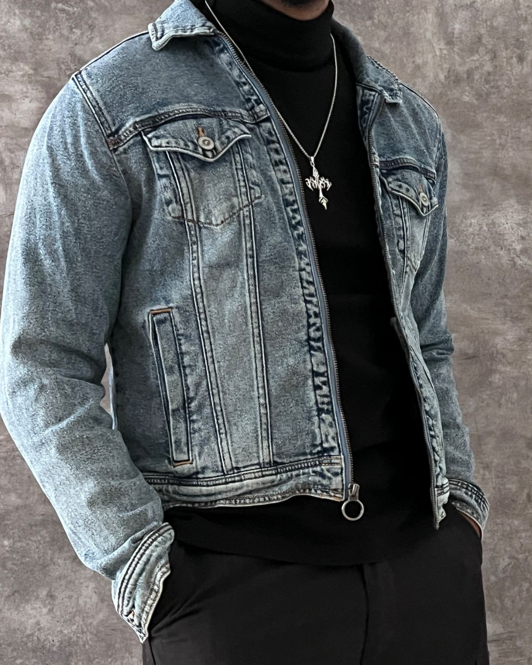 HOLLISTER DENIM JACKET CROPPED FIT (S)