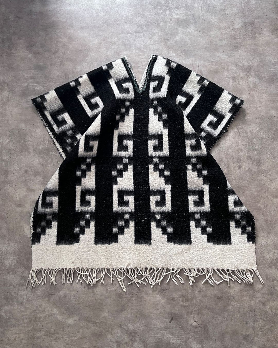 PONCHO BLACK WHITE (Unitalla)
