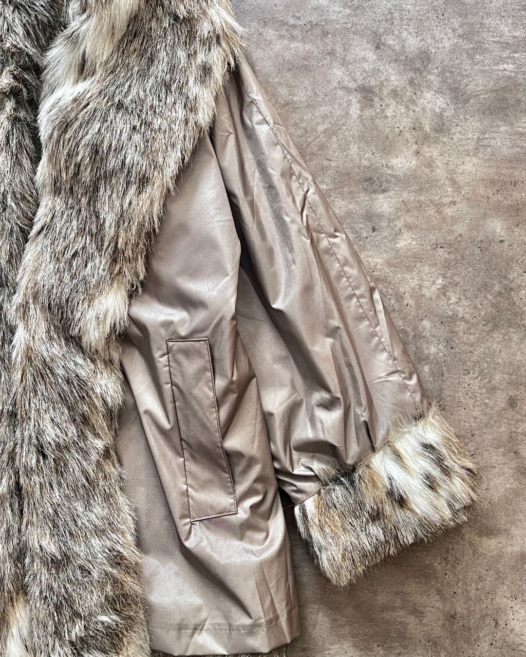 FAUX FUR COAT (L)