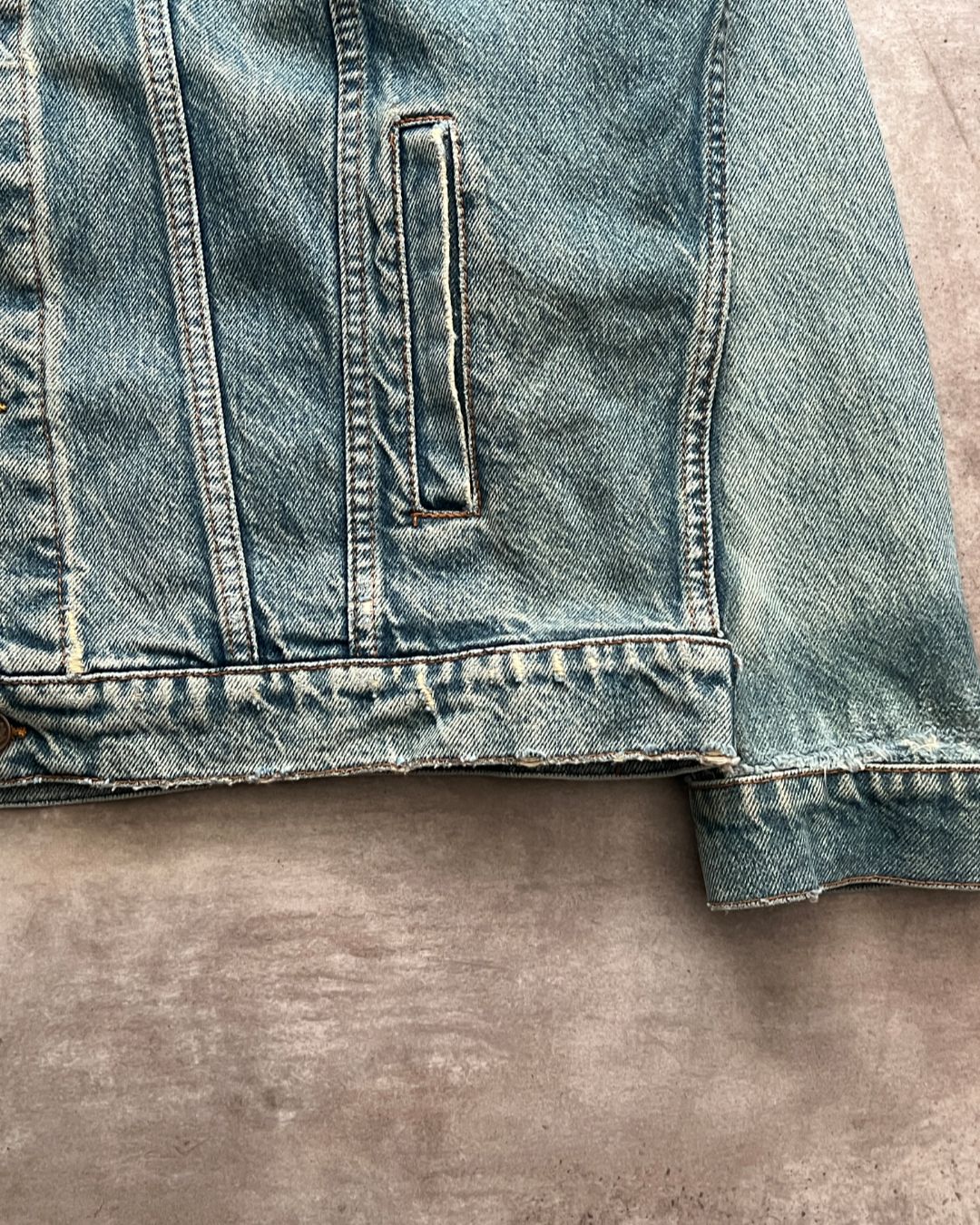 DENIM TRUCKER JACKET (L)