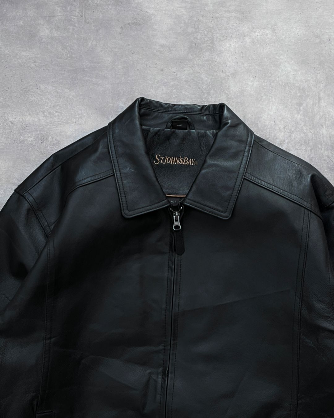 BLACK LEATHER JACKET (L)