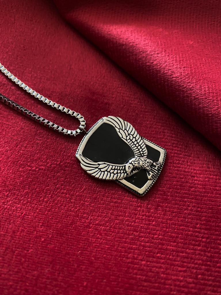 Aguila de acero inoxidable