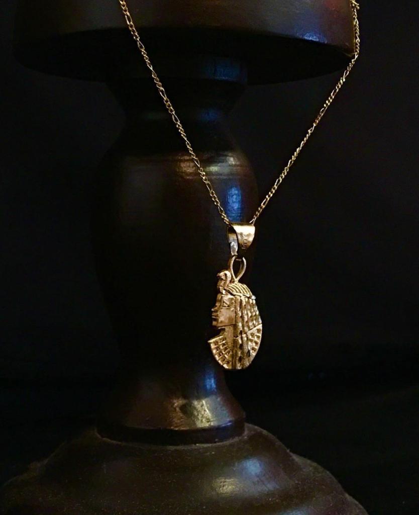 Perfil Egipcio de Oro